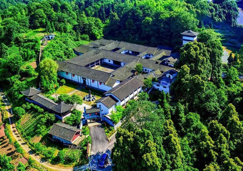 重庆人会买避暑房吗？有人住着不想回城里，有人却想直接卖掉