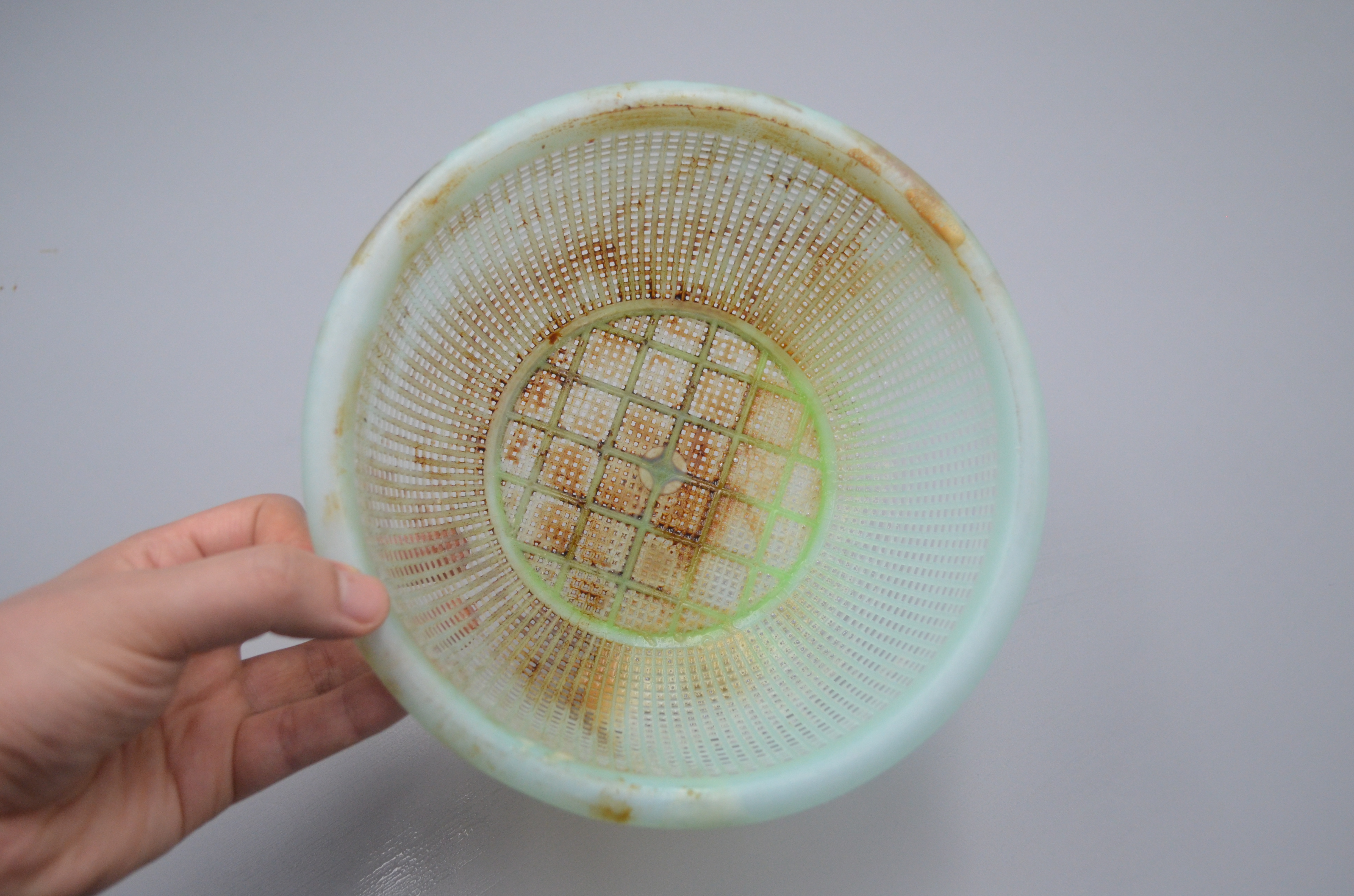 不管菜籃子多髒多油，不用刷子刷，只需泡一泡，污漬輕鬆洗乾淨