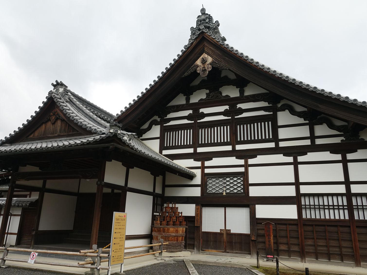 足利一满建的金阁寺太美了 小和尚太爱它 就把它烧了 资讯咖