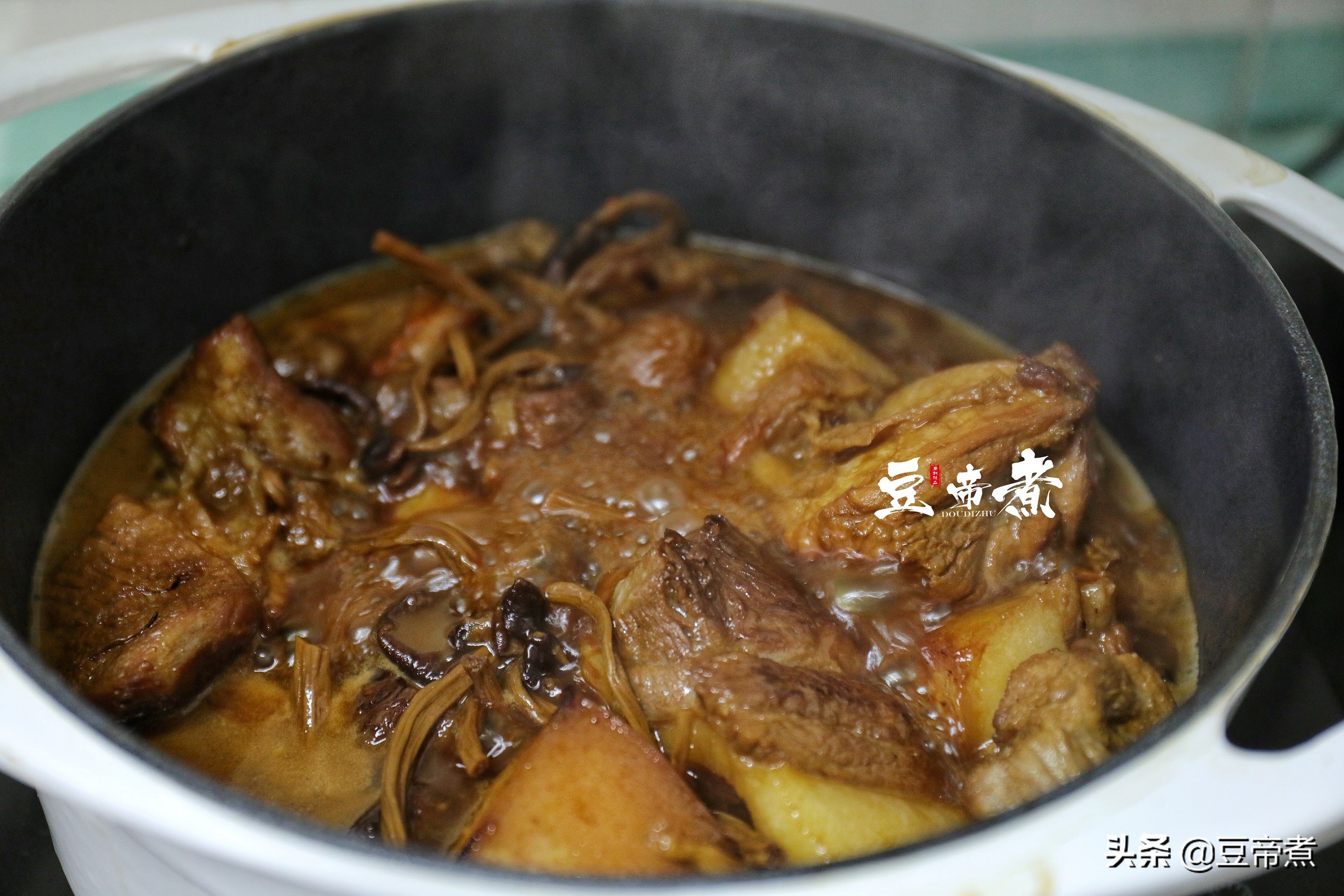 豬肉和它真相配，燜一燜味香肉醇好下飯，燜煮一鍋一頓就吃光光