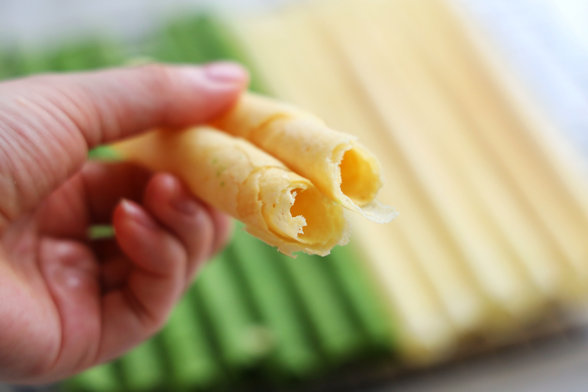 这是我吃过最好吃的蛋卷，又香又脆一碰就掉渣，吃一口就停不下来