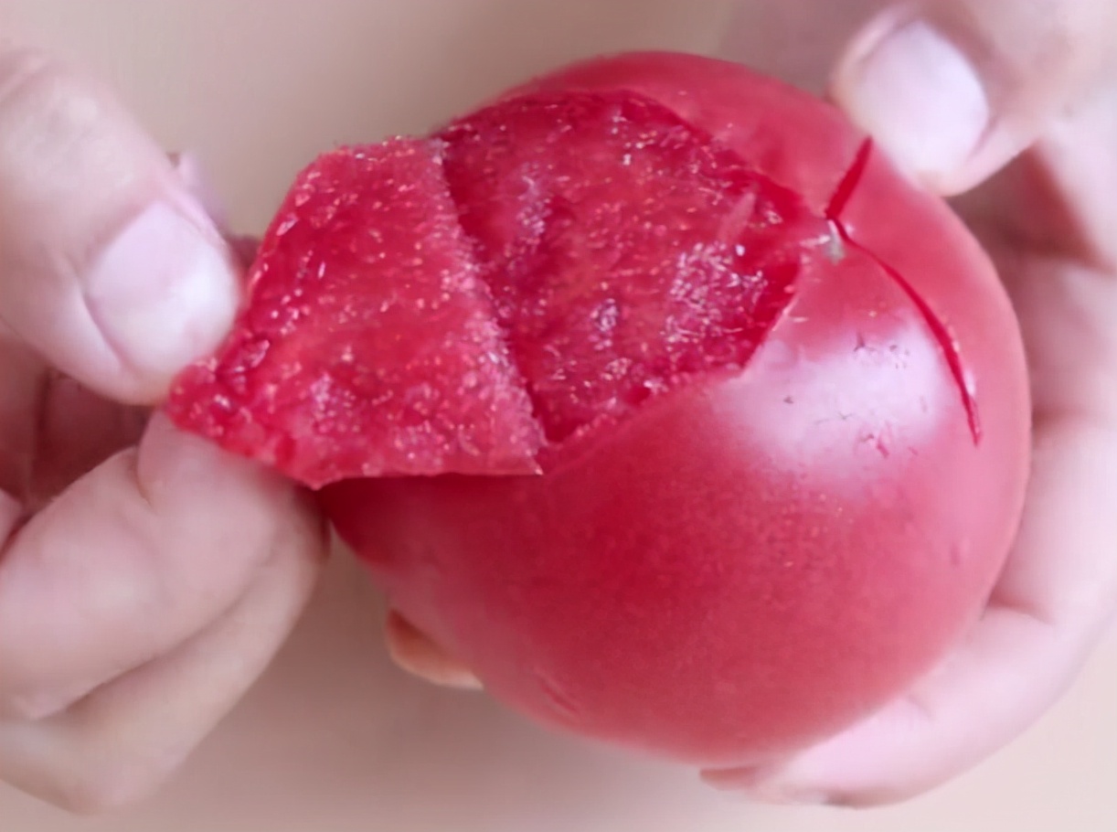 Peel the tomatoes, don't scald them with boiling water!Teach you 2