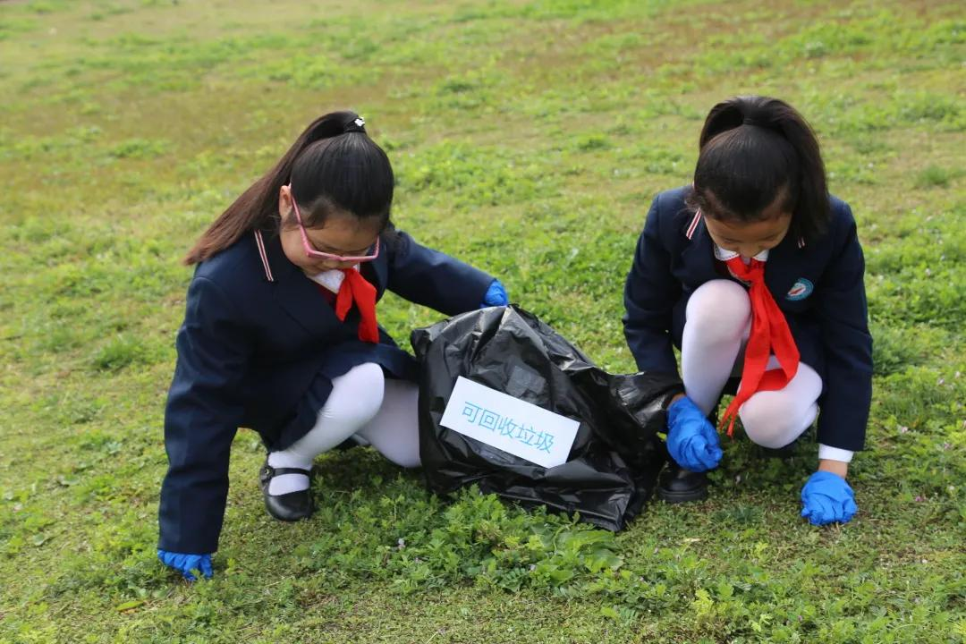 四川天府新区华阳小学传承雷锋精神，为建党百年献礼
