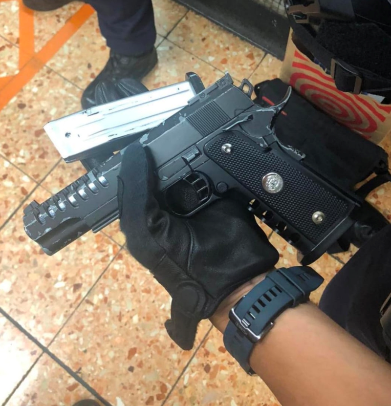 香港警方旺角拘捕两名男子搜出仿制枪伸缩棍