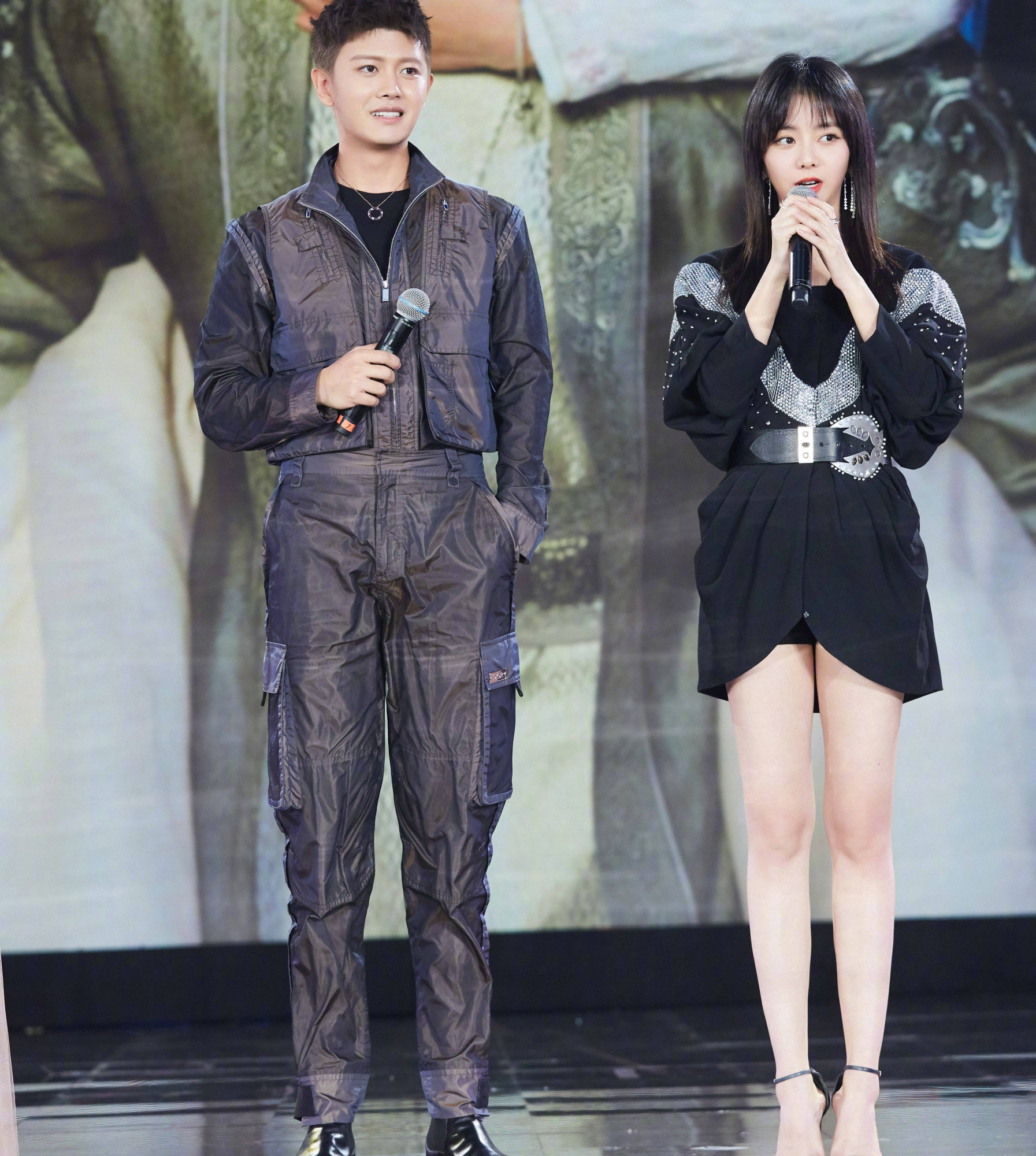 任嘉伦与张慧雯片场互动，两人每次合体搞笑多 这次也不例外