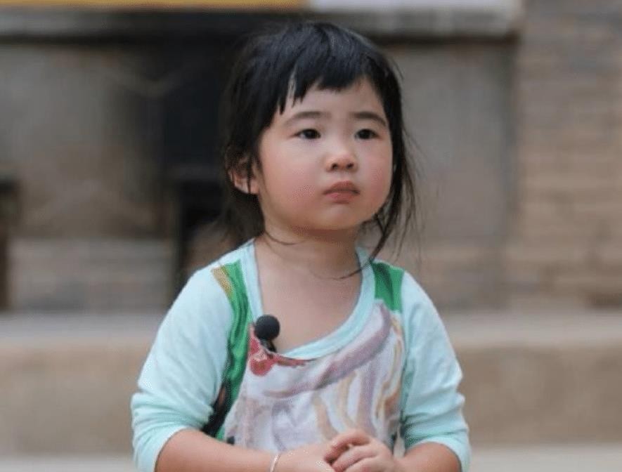 曹格真会养孩子，一儿一女大变样，着装时尚颜值飙升