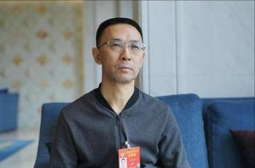 央視國臉海霞：21歲進央視成為新聞主持人，嫁給清華教授幸福美滿