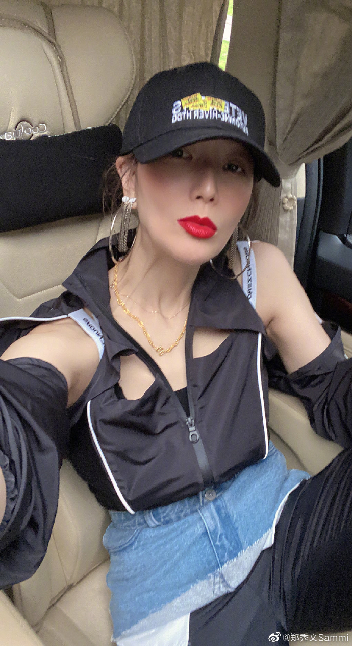 郑秀文素颜出镜，被网友调侃：“丑”到认不出，却是最真实的美
