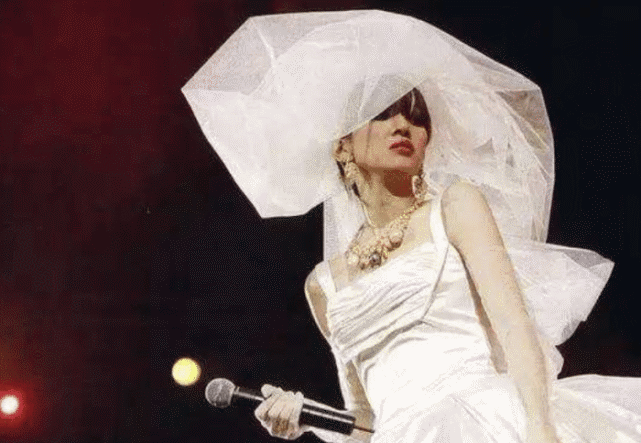 梅艳芳告别演唱会：身体流血垫尿布硬撑，唱完含泪倒在刘德华怀里