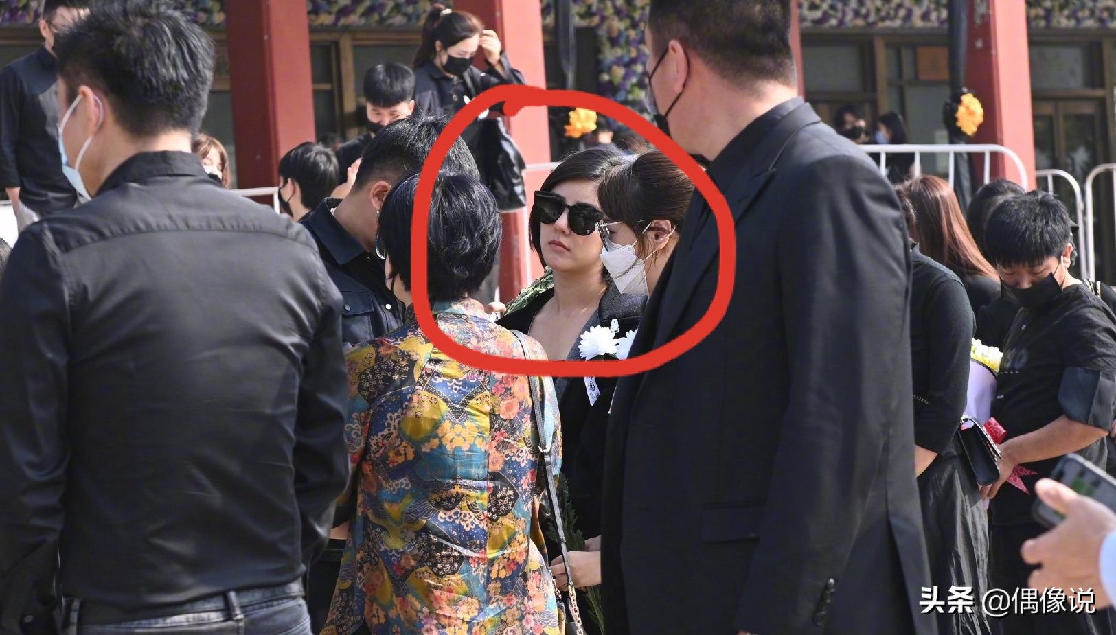 黄子韬父亲追悼会现场曝光！设置简陋，赵奕欢现身，亲属显崩溃