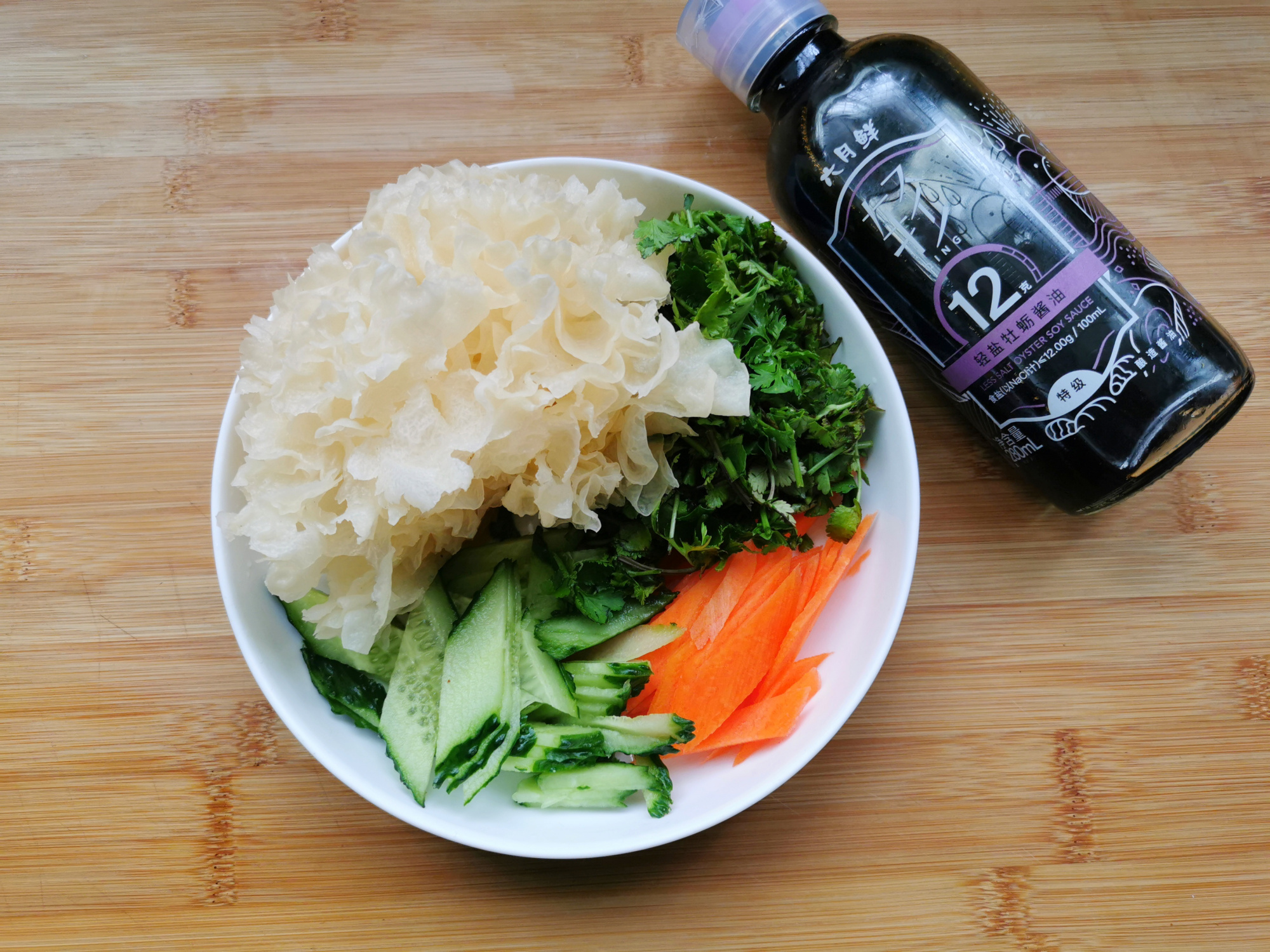 銀耳別總是煮湯了，用來涼拌清脆爽口，美白潤膚還能清理腸道