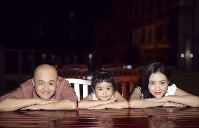 包貝爾慶女兒滿6歲，餃子穿西裝耍酷氣場超強，小小年紀星味兒足