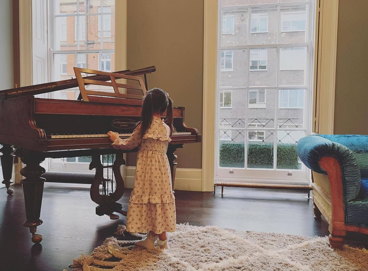 画周杰伦？小周周照着爸爸的照片作画超认真，周董豪宅豪华有档次