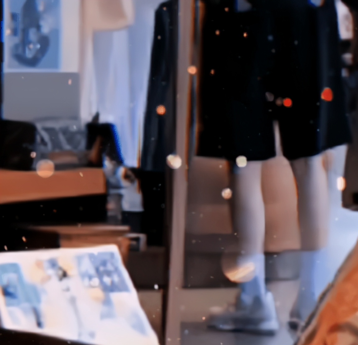 网友上海偶遇张智霖夫妇，袁咏仪长发披肩穿短裤秀出长腿，太少女