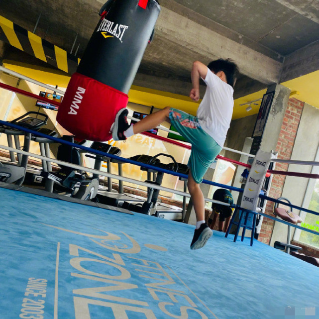 吳尊帶兒女健身，NeiNei舞劍英姿颯爽，Max打拳變強壯