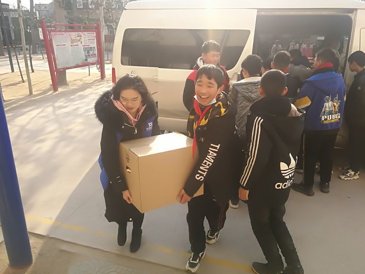 中原銀行開封分行舉辦&ldquo;中原愛心 書香校園&rdquo;捐贈活動