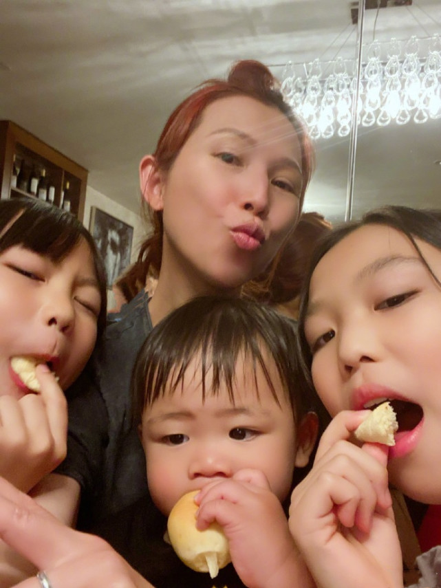 蔡少芬曬母子同框秀幸福，娘娘與兒子實力比萌，魚蛋似縮小版張晉