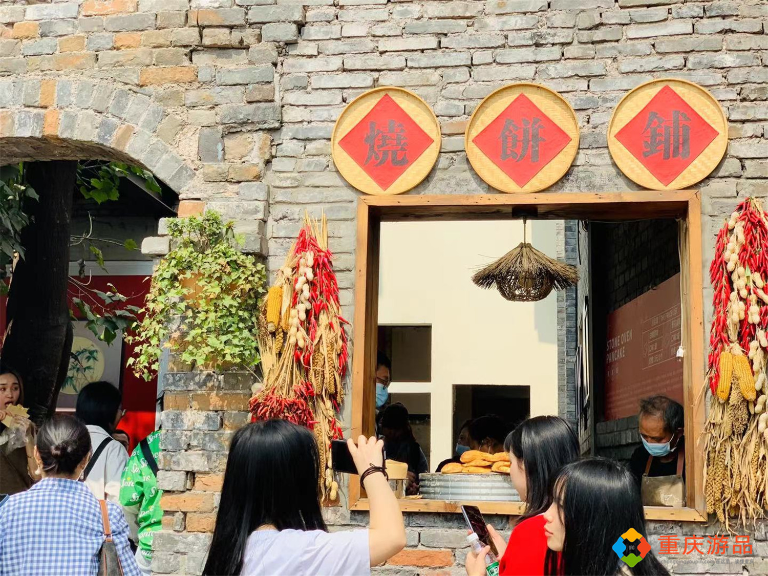 重庆2021年热门打卡地：山城巷法国教堂，废墟之上的望江花园