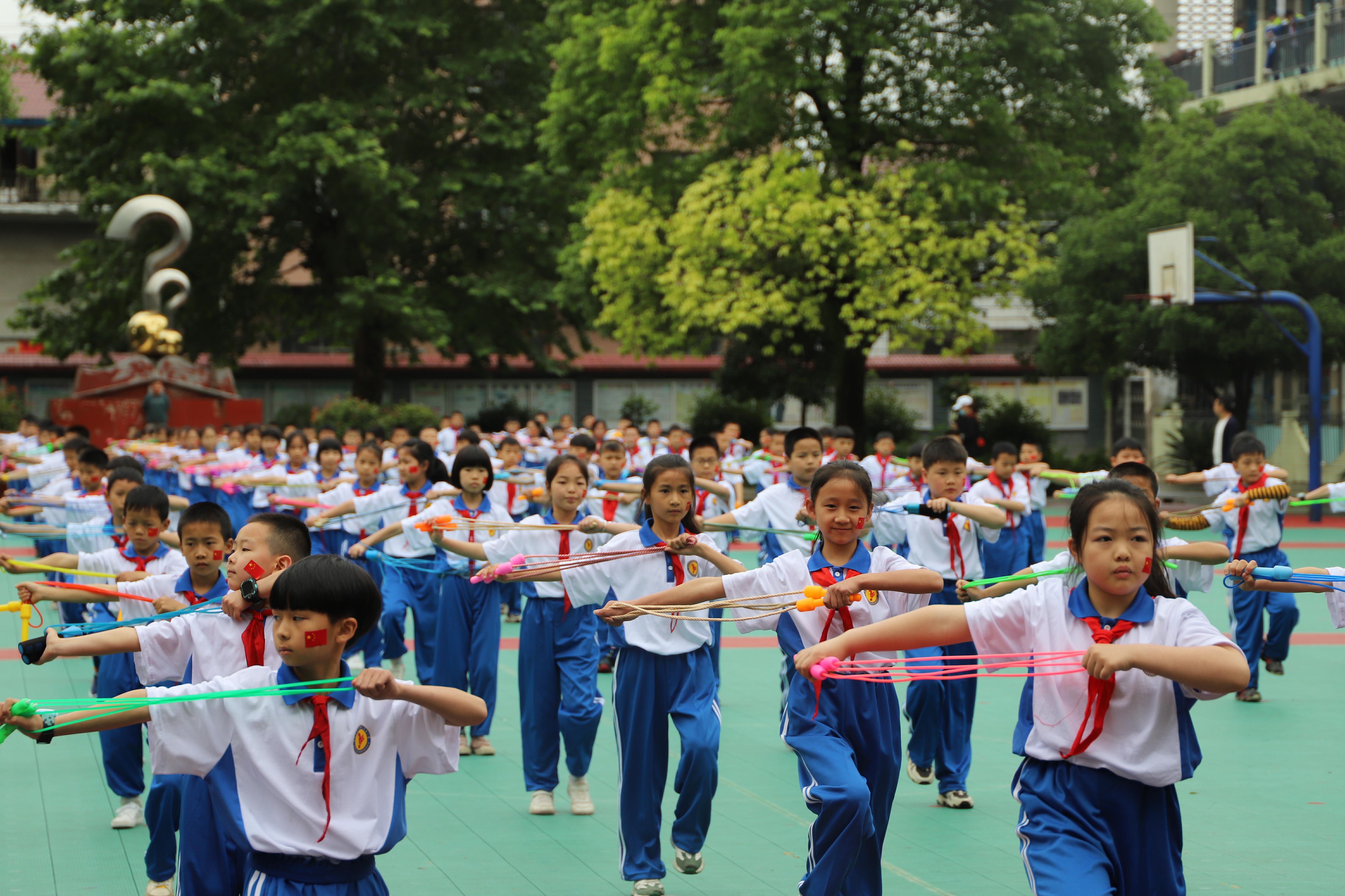 新晃晃州镇第二完全小学争做“阳光”少年(图2)