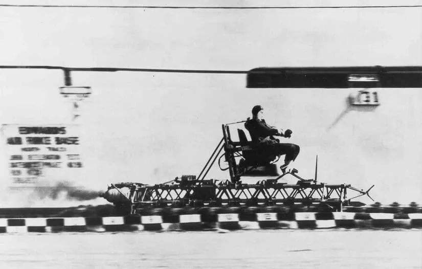 为什么宇航员在发射之前的火箭中要躺着，如果