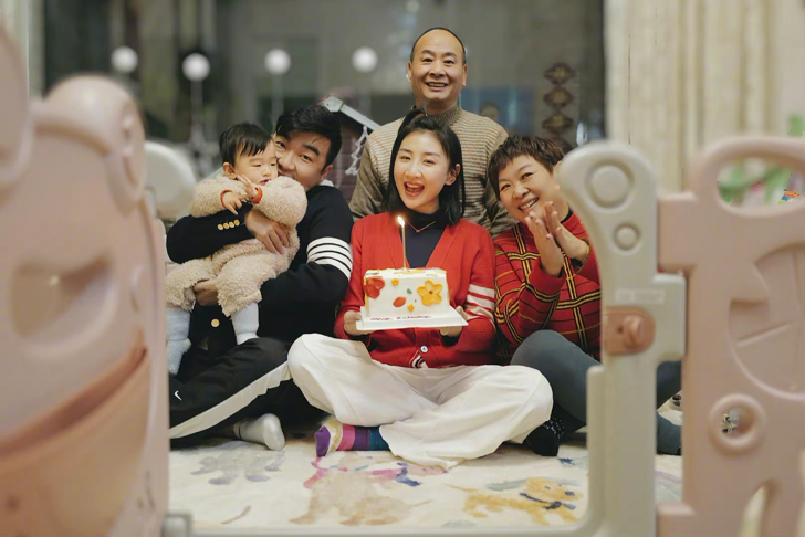 奥运冠军何雯娜带娃见老公，背5万包有阔太范，身后座驾值百万