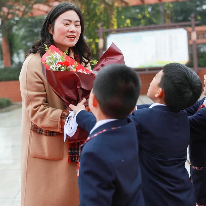 老师，您笑起来真好看——记双流区金桥小学“三八”妇女节活动