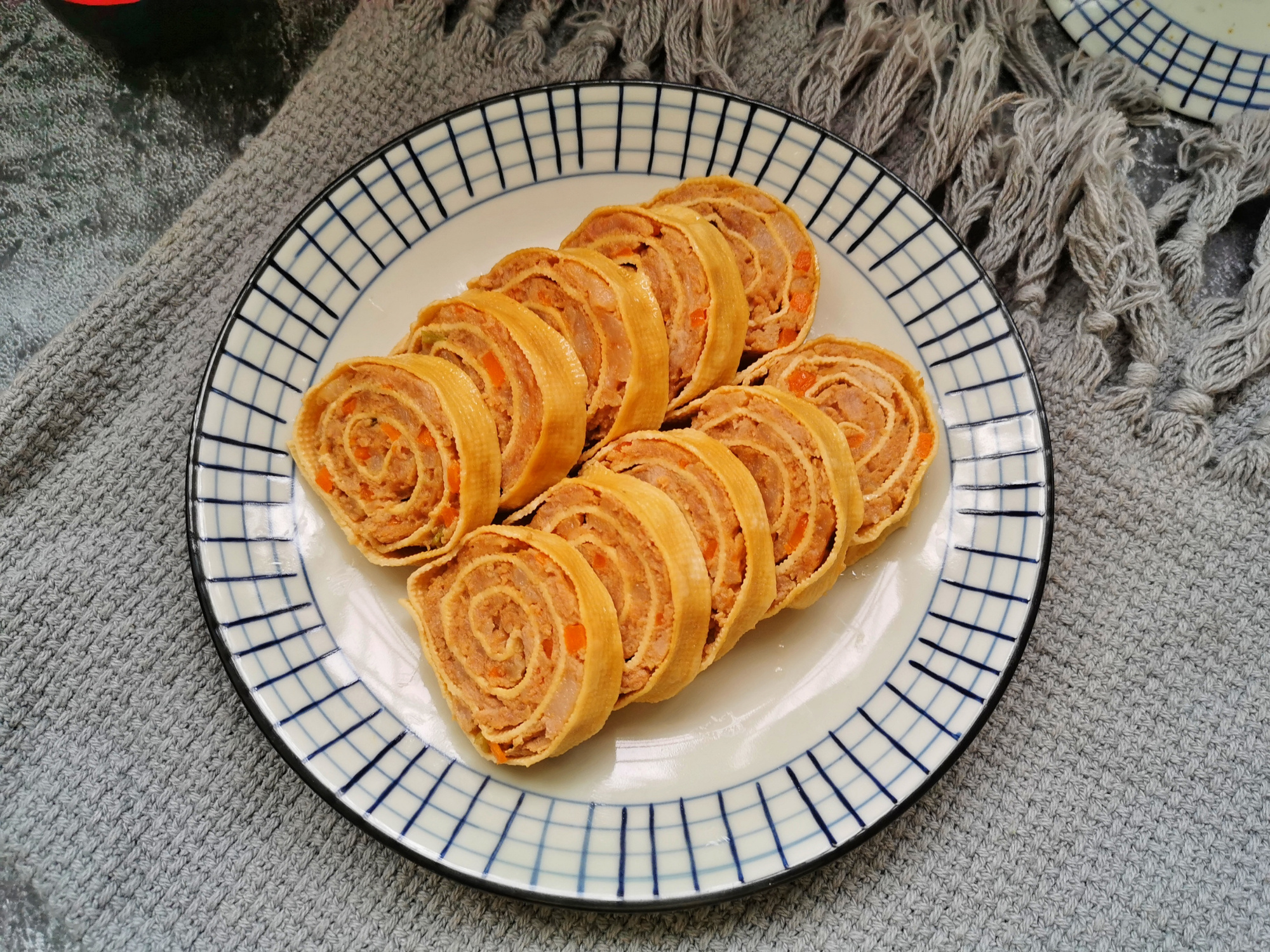 不油炸不煸炒，豆腐皮裹上肉餡蒸一蒸，10分鐘上桌，少油更健康