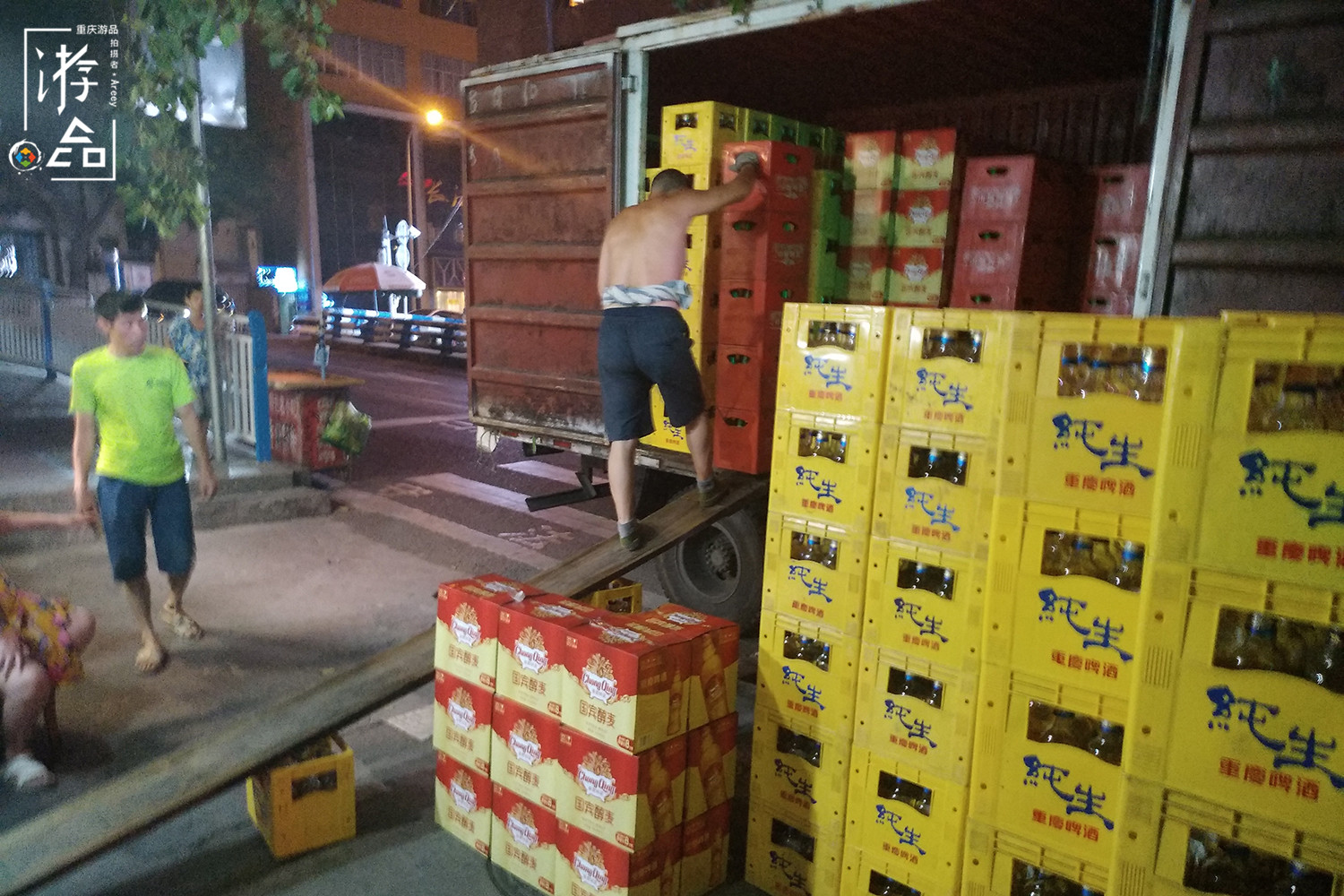 重庆街头餐馆多，面积小但五脏俱全，经营者还都是夫妻