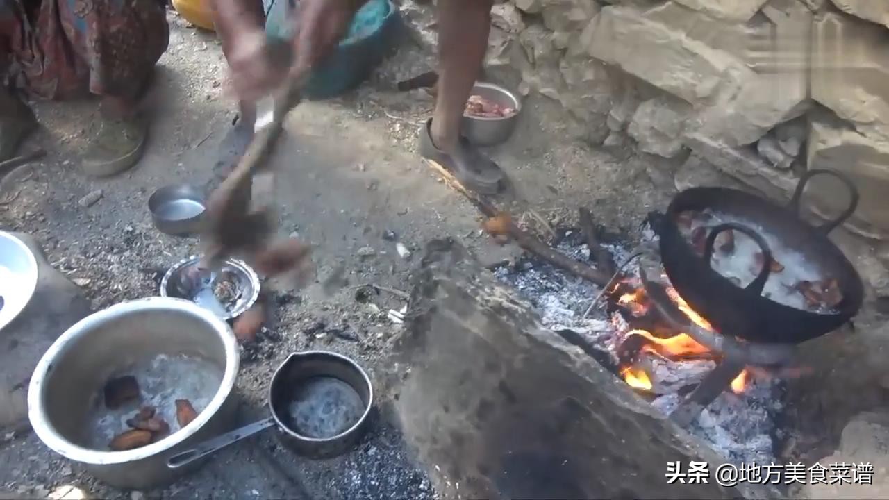 中国小伙送尼泊尔山区贫困户一头猪，解决了他们一年的肉食问题