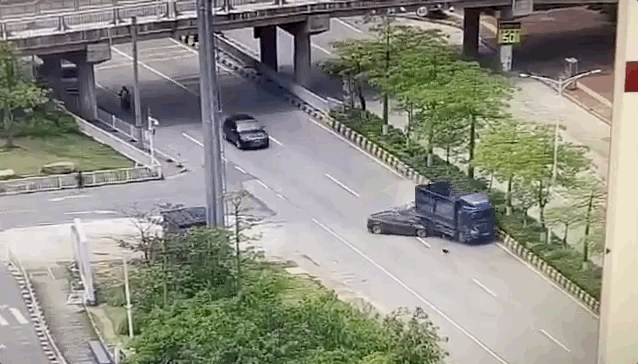 特斯拉削頭！廣東高速追尾，車主當(dāng)場斃命，意外加速或為導(dǎo)火索？