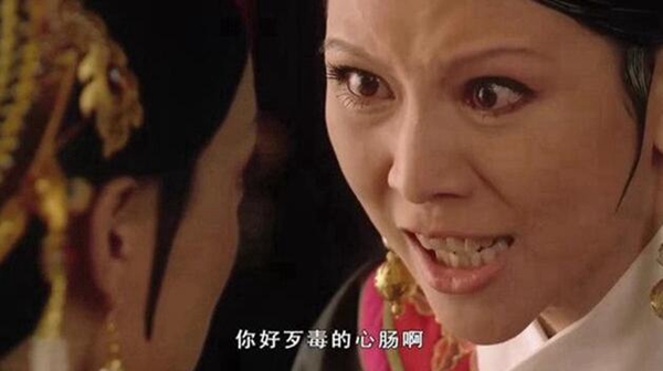 大结局时，皇后为何要戴一朵蓝色的小花？怪不得甄嬛要赶尽杀绝