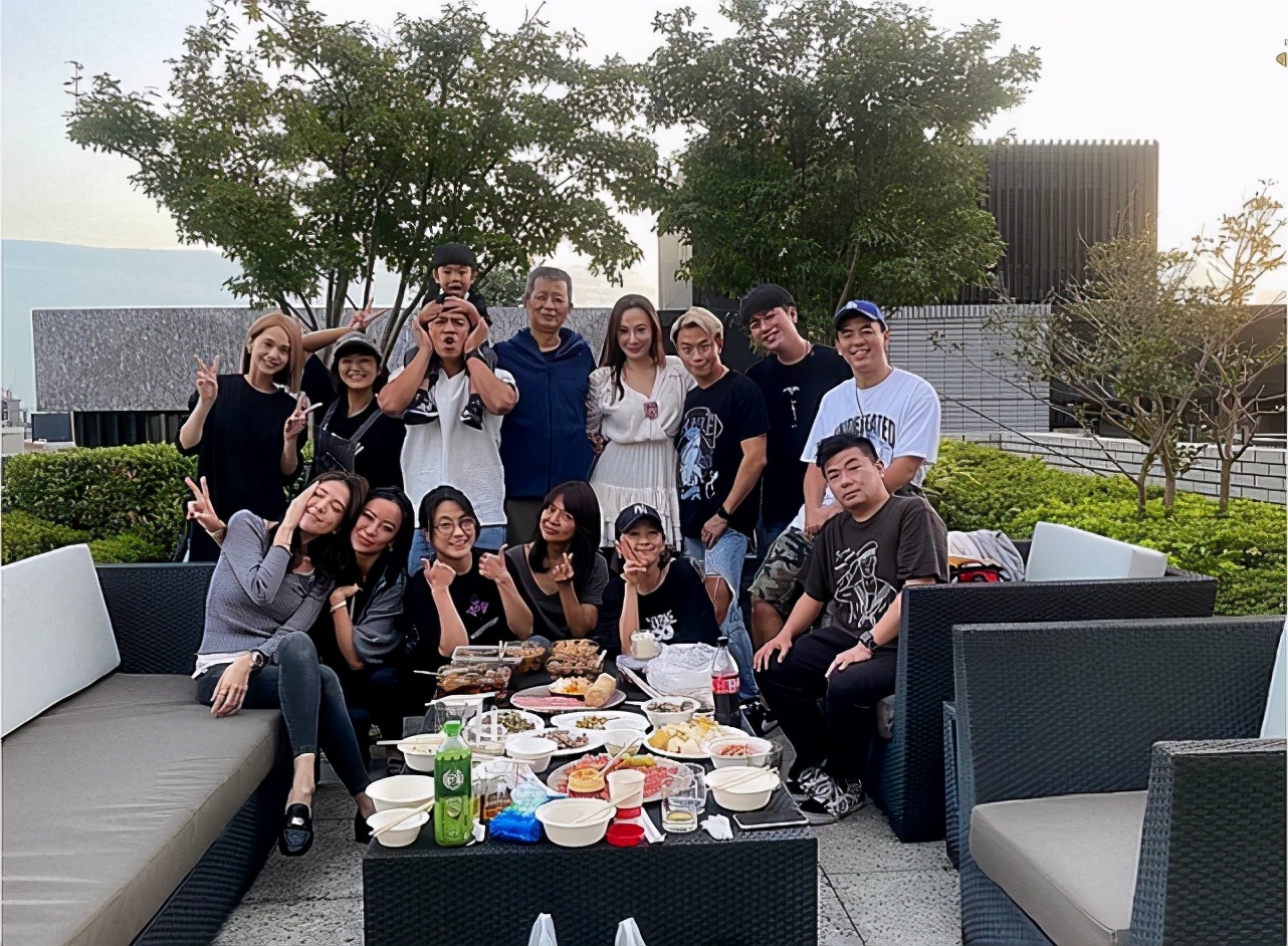 杨丞琳带领“华冈五人帮”陪黄鸿升父亲庆中秋，又哭又笑彼此安慰