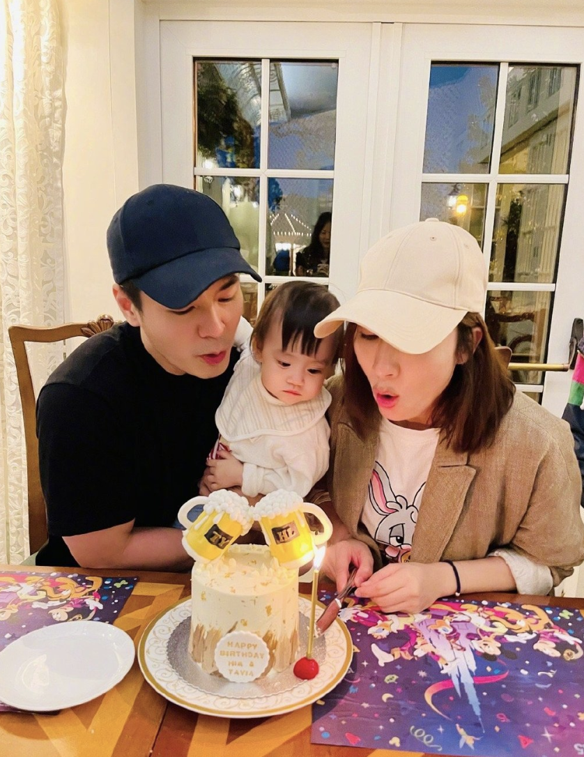 杨怡罗仲谦为彼此庆生，打卡迪士尼温馨度过，女儿小珍珠软萌可爱