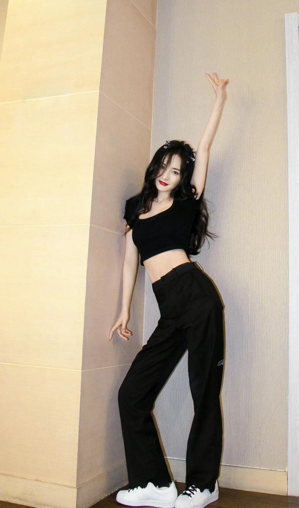 Yang Mi attends spot activity, more than honeymouthed, still have the hot figure that does not hide