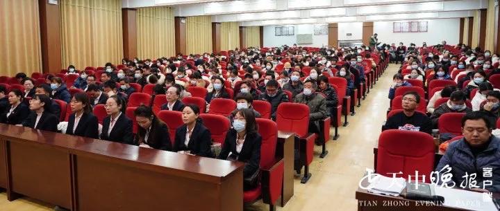 駐馬店市第二初級中學舉辦師德模范報告會