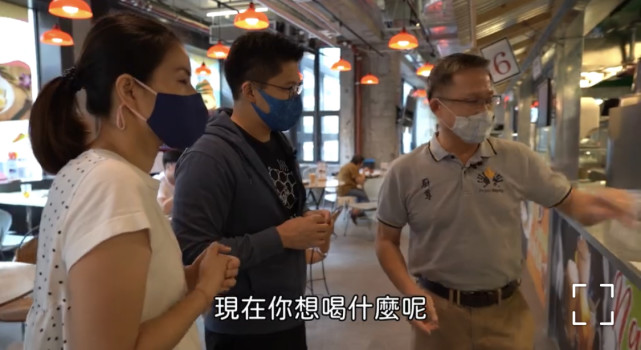 郭晶晶陪丈夫工作顯靦腆，小露一手讓霍啟剛當眾暴露“迷弟”本色