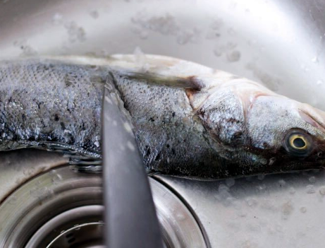 图片[2]-清蒸鲈鱼时 别再加盐和料酒了 厨师分享正确做法 鲜香还不腥-起舞食谱网