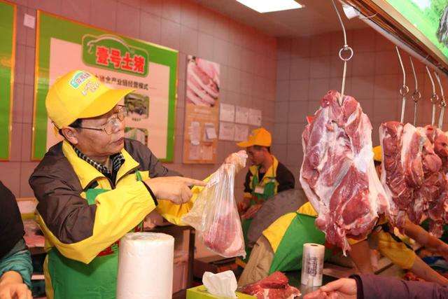 生猪价格大跌养殖户即将赔本，消费者：猪肉价格没变，原因竟然是