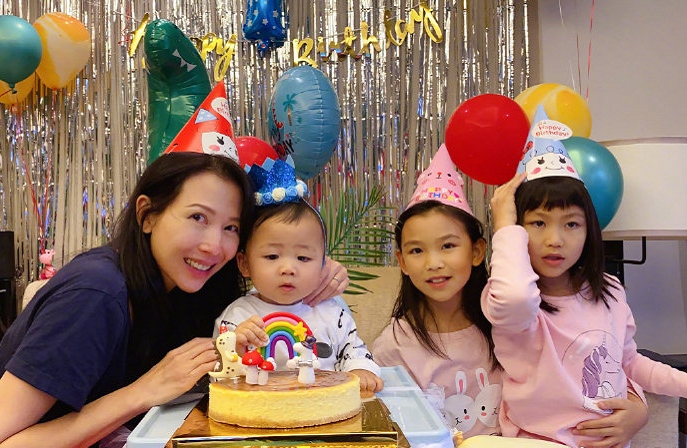 蔡少芬帶兒子逛街喝咖啡，1歲魚蛋和媽媽搶鏡頭，娘娘仨娃太幸福