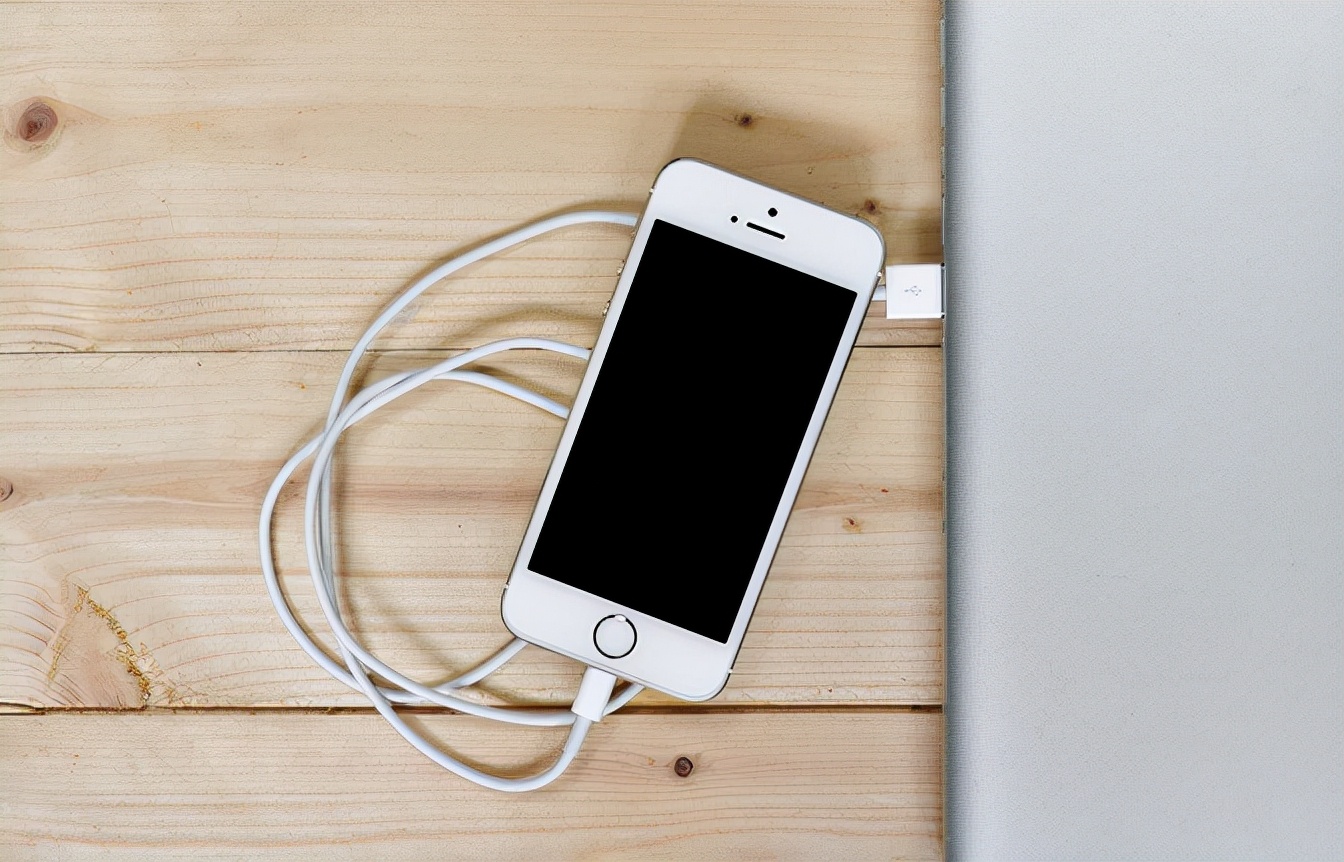 欧盟新规强推USB-C充电接口，苹果或放弃有线充电？