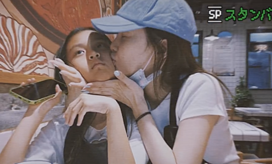 李小璐晒视频把甜馨亲成表情包，母女同款发型穿搭，像俄罗斯套娃