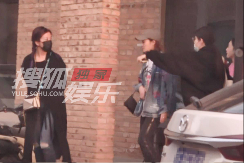 45岁赵薇烟瘾太大？室内吸烟姿势老练不避嫌，扎双马尾嫩成少女