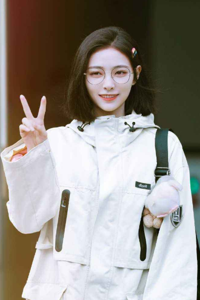 陆柯燃卡位出道最幸运？公司老板情况被曝光，