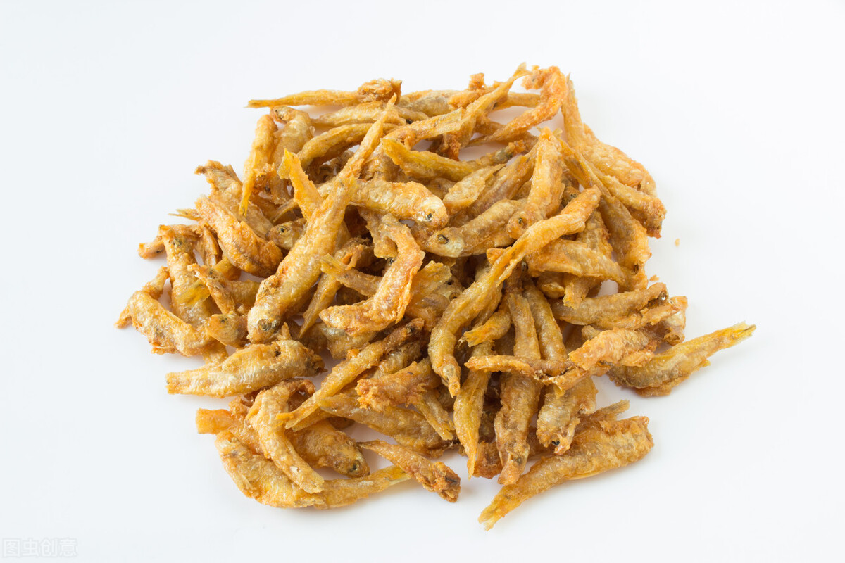炸小魚時，不要只會加麵粉，教你正確的方法，又酥又脆味道香