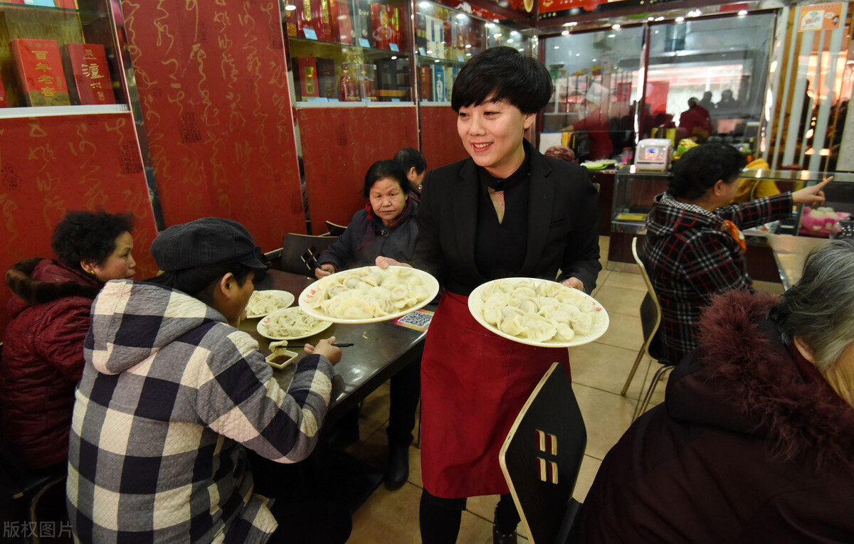 广东老板开饭店，利用“一个红包”，顾客抢着买单，这赚钱思路好