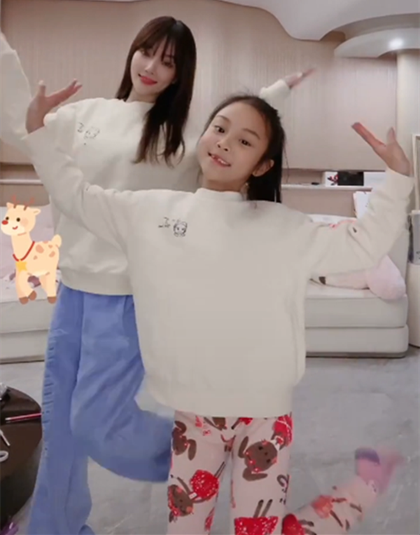 李小璐與女兒同框跳舞，母女穿親子裝像極姐妹花，甜馨越長越漂亮