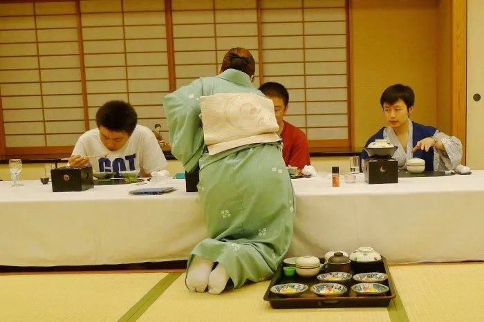 日本人进屋要脱鞋,遇到“脚臭”的客人该怎么