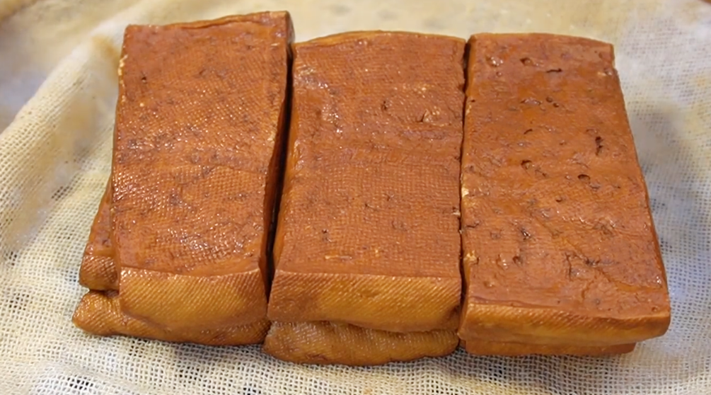 豆腐放鍋裡蒸一蒸，香辣下飯，不放肉也好吃，我家一周至少做3回