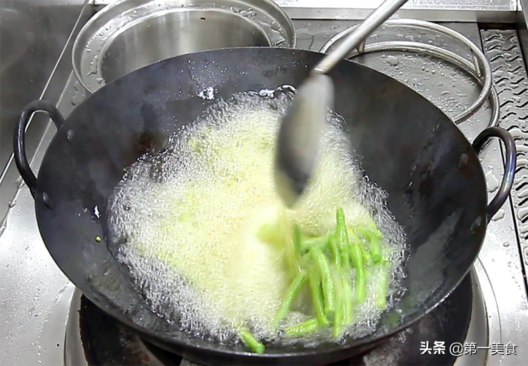 图片[5]-厨师长分享干煸四季豆做法 用一招 四季豆无毒不夹生 香辣可口-起舞食谱网