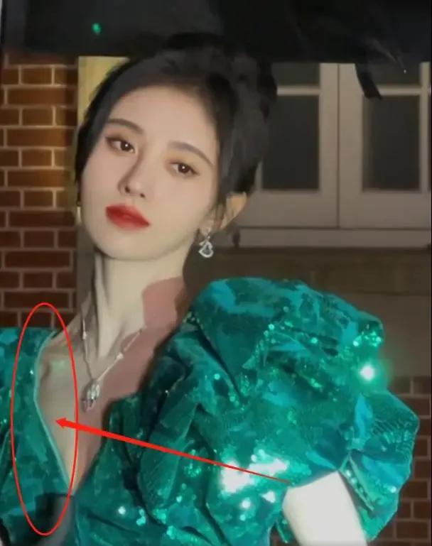鞠婧禕全身塗粉太厚,品牌方不願借衣服?原相機暴露真相 - 資訊咖